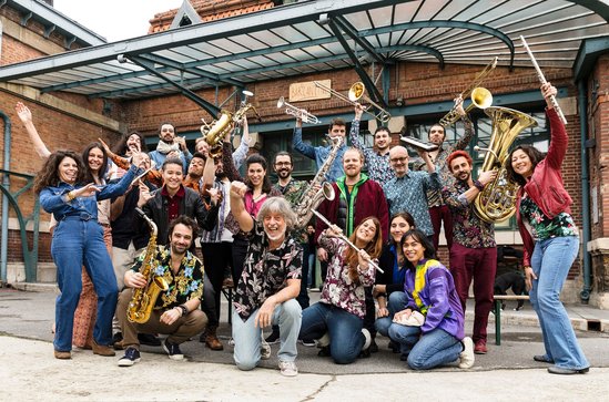 Itiberê Orquestra Família da França – Live A Paris band1