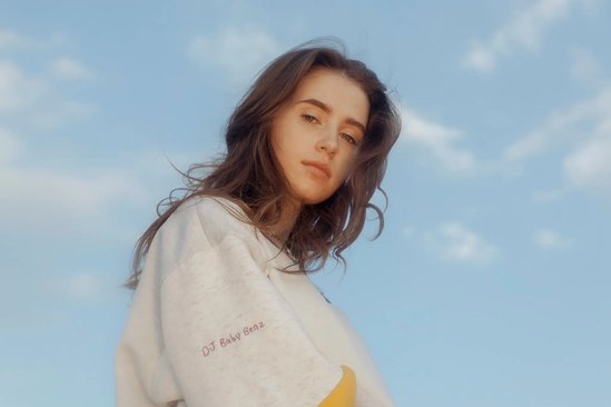 Clairo – Charm band1