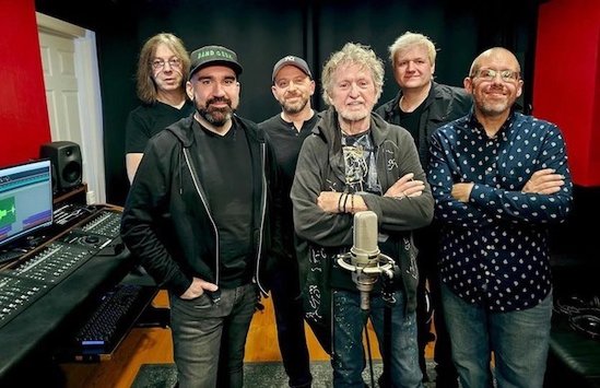 LR Jon Anderson and the Geeks band2