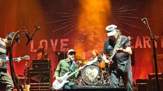 Live Report Neil Young And The Chrome Hearts Band 2